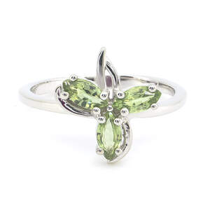 Серебряное кольцо 925 пробы 2,51 г с зеленым шри-ланкийским сапфиром класса АААА 1,01 карат Серебряное кольцо 925 пробы 2,51 г с зеленым шри-ланкийским сапфиром класса АААА 1,01 карат