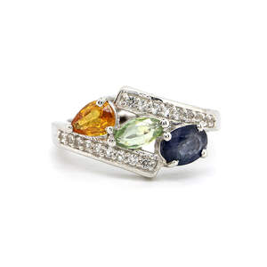 Серебряное кольцо 925 пробы 3,52 гр. с бразильским серым Лунным камнем и топазами из США 2,43 карат Серебряное кольцо 925 пробы 3,52 гр. с бразильским серым Лунным камнем и топазами из США 2,43 карат